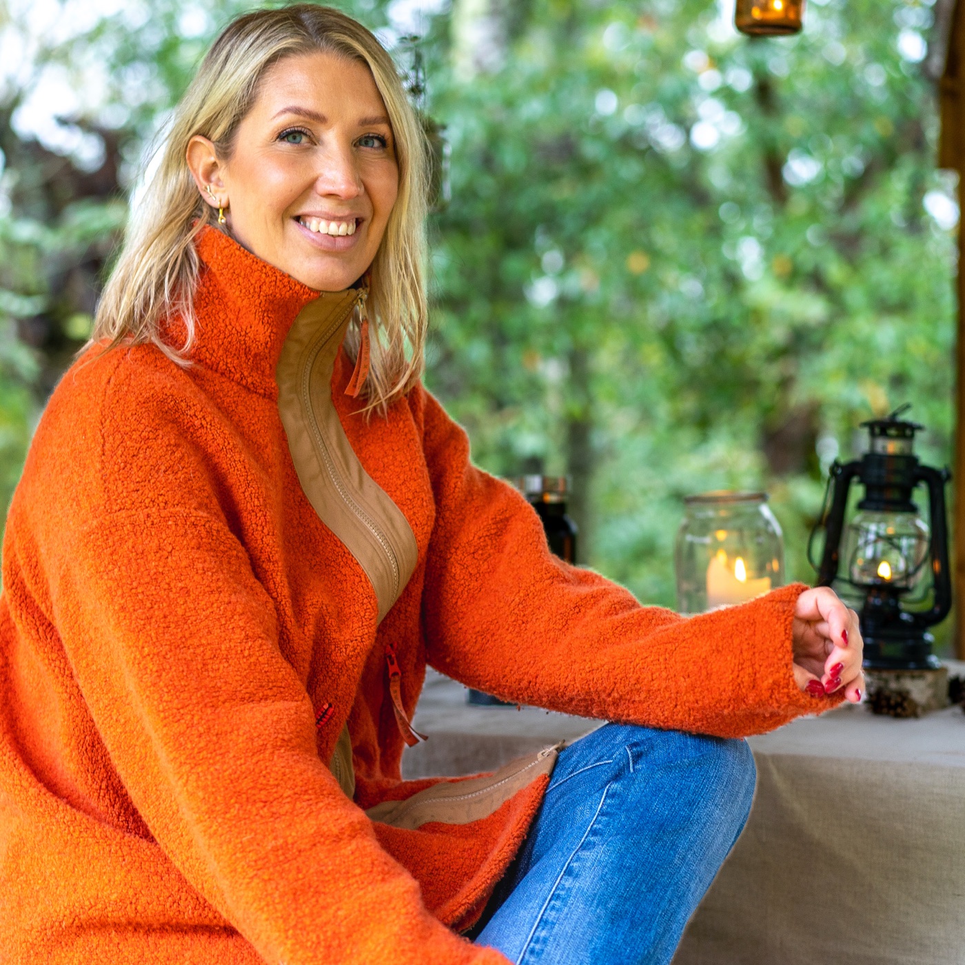 Lina Skandevall ler mot kameran, klädd i orange jacka